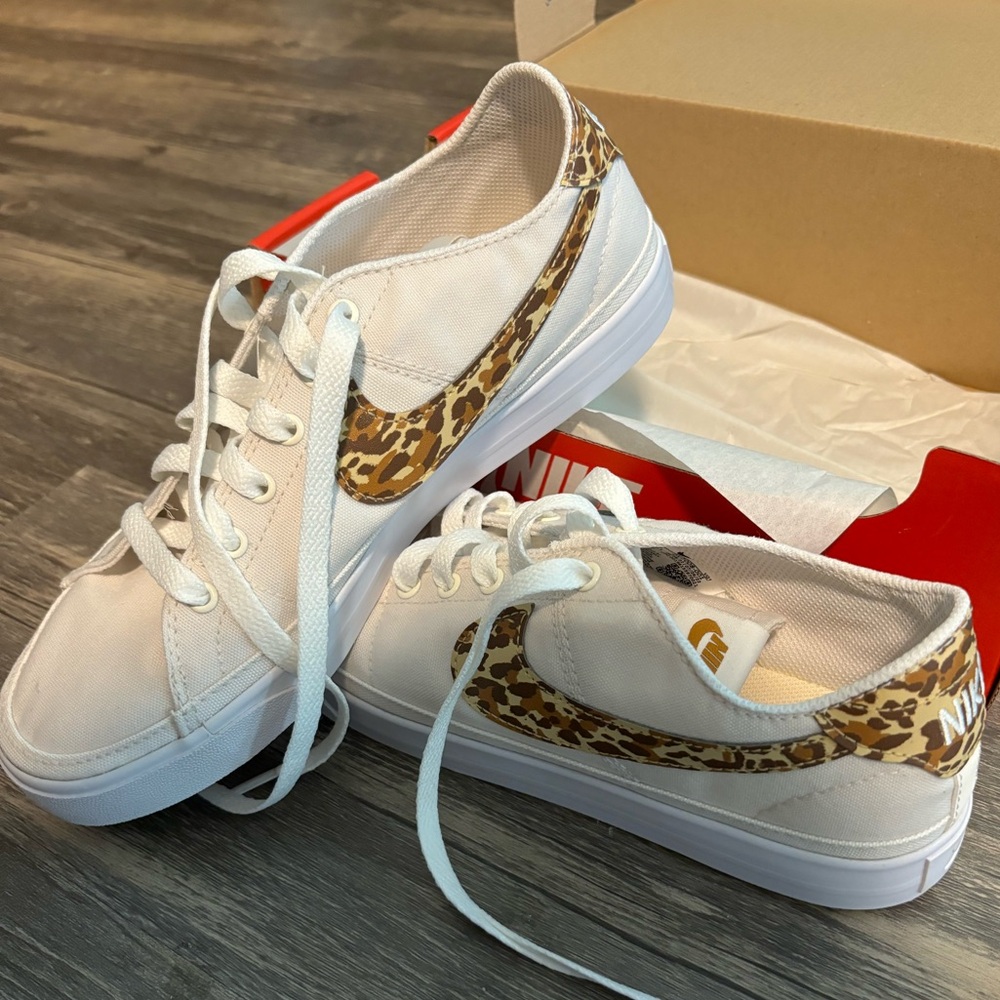 BRAND NEW - Size 9 Nikes